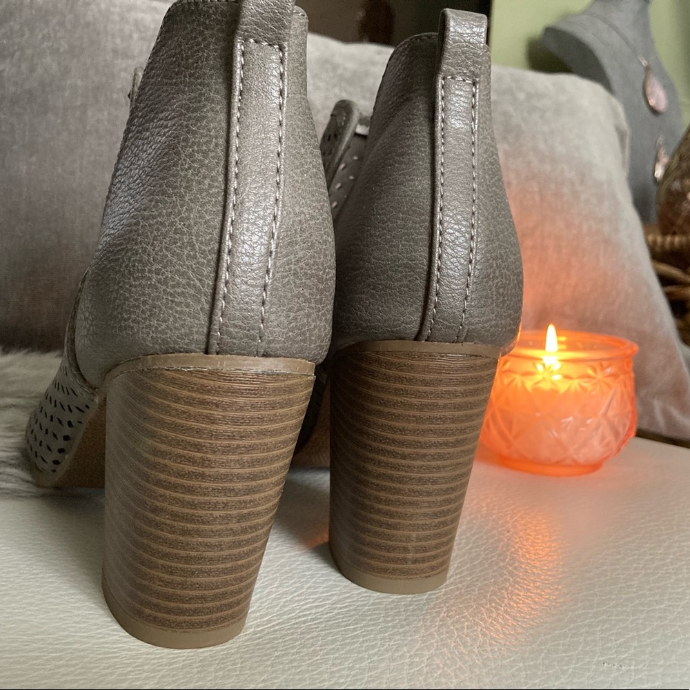 Open toe booties - Picture 4 of 7
